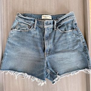 Abercrombie curve love 4” mom shorts